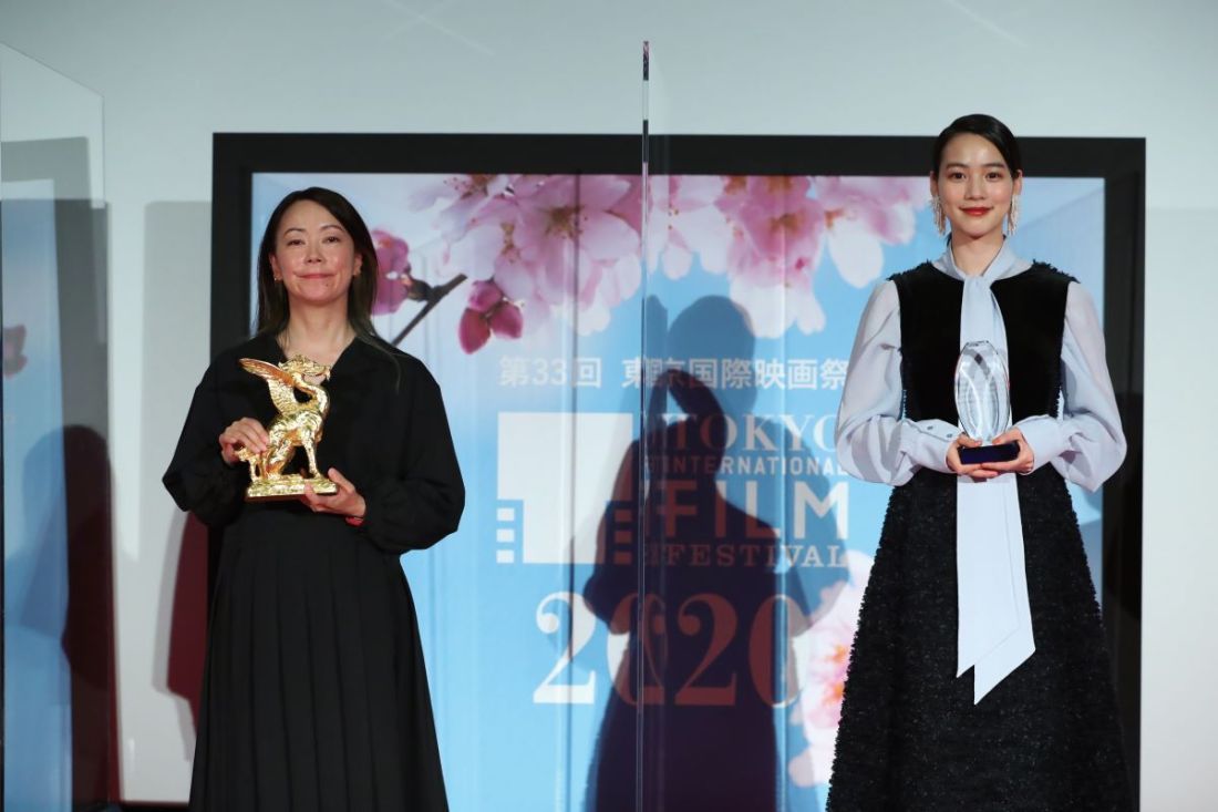 https://www.vimooz.com/2020/11/15/akiko-ohku-hold-me-back-wins-audience-award-at-33rd-tokyo-international-film-festival/